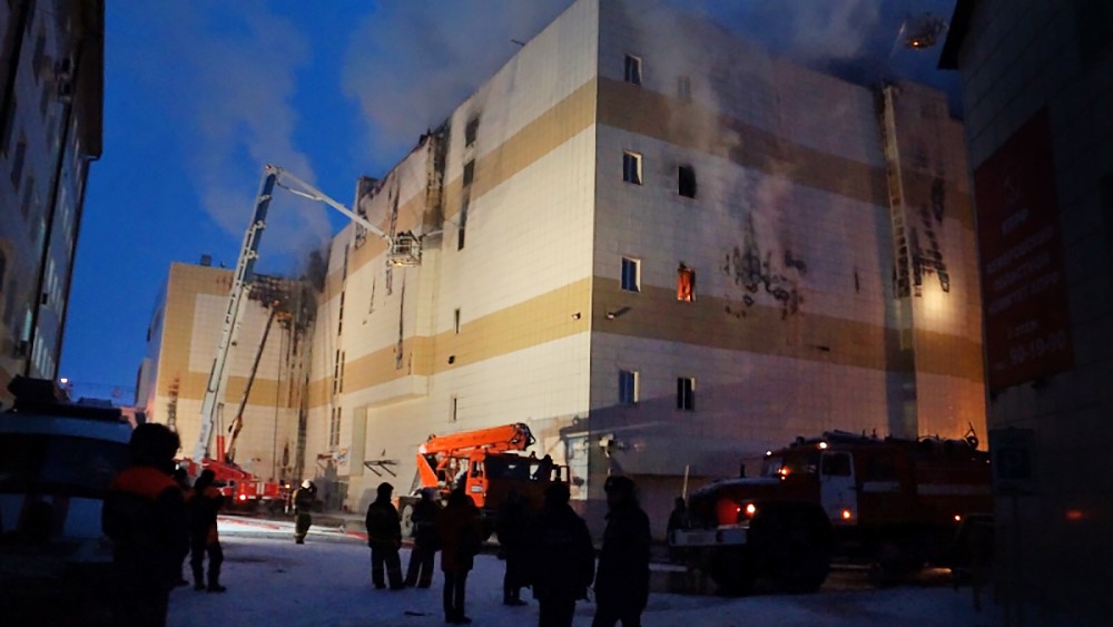 Тушение пожара в торговом центре "Зимняя вишня" в Кемерово