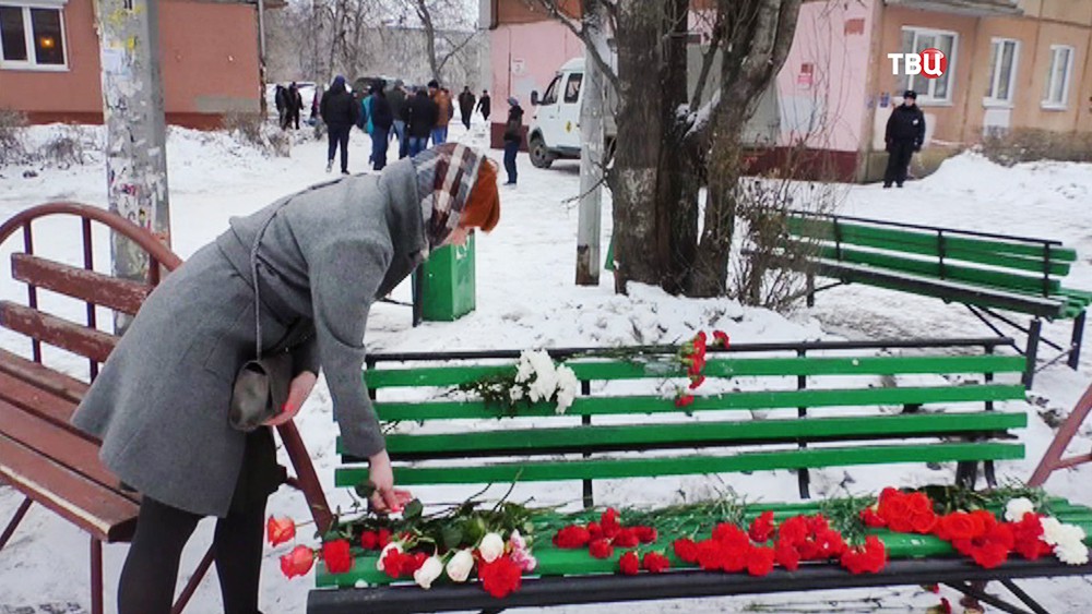 Возложение цветов в память о погибших в пожаре в торговом центре в Кемерове