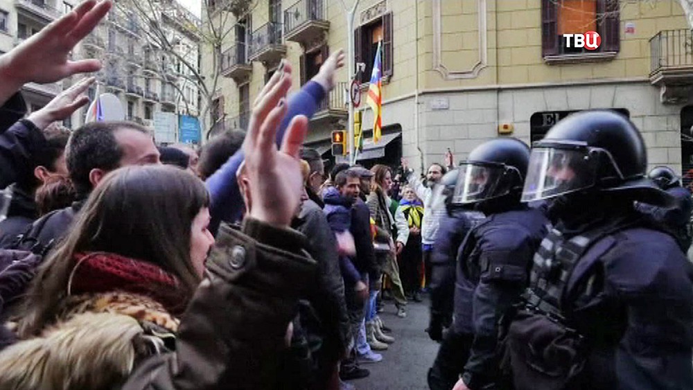 Полиция Испании и протестующие