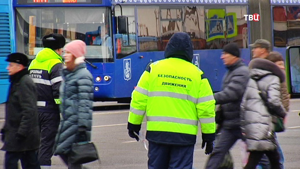 Дорожный патруль организовывает движение общественного транспорта