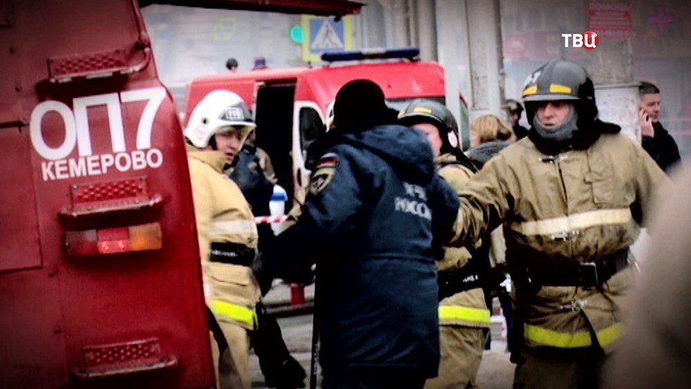 Пожарные на месте возгорания в Кемерово