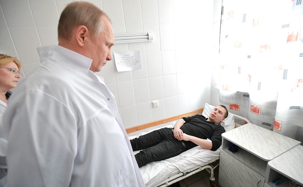 Владимир Путин навестил в больнице пострадавших при пожаре в Кемерове