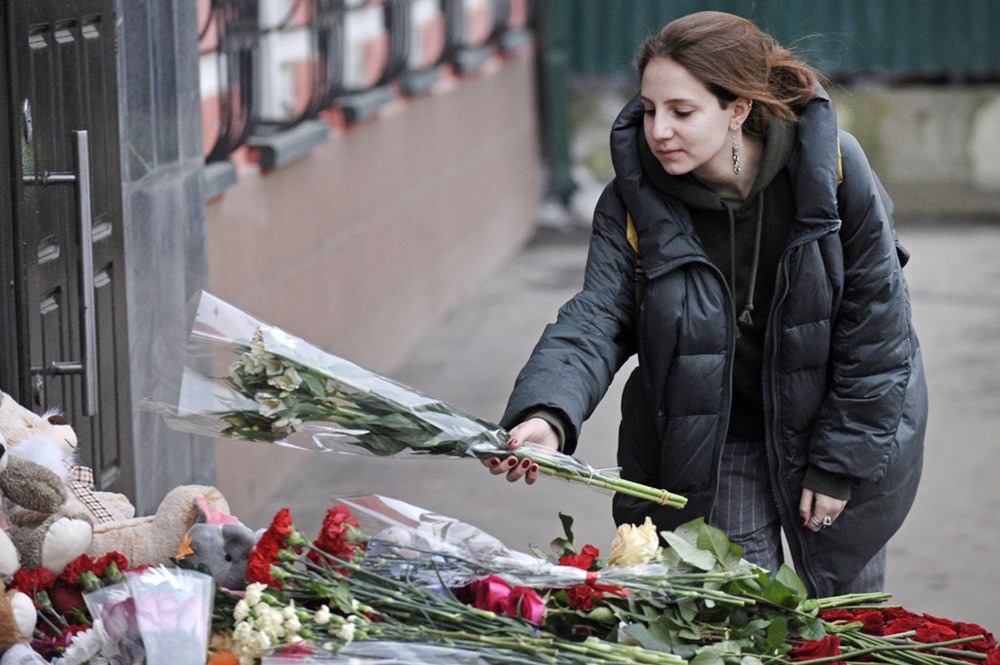 Люди возлагают цветы в память о погибших при пожаре в Кемерово
