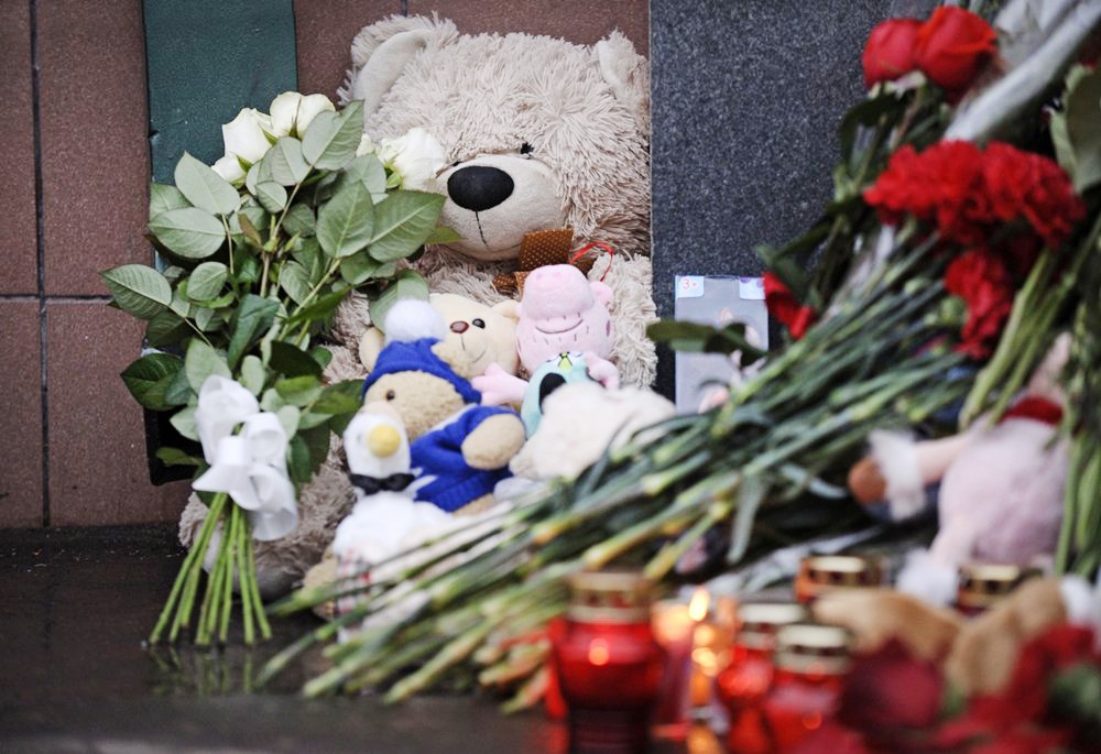 Люди возлагают цветы в память о погибших при пожаре в Кемерово
