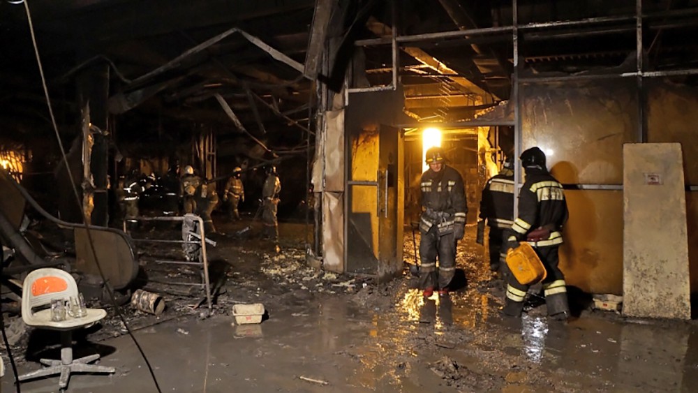 Пожарные работают в сгоревшем торговом центре в Кемерове