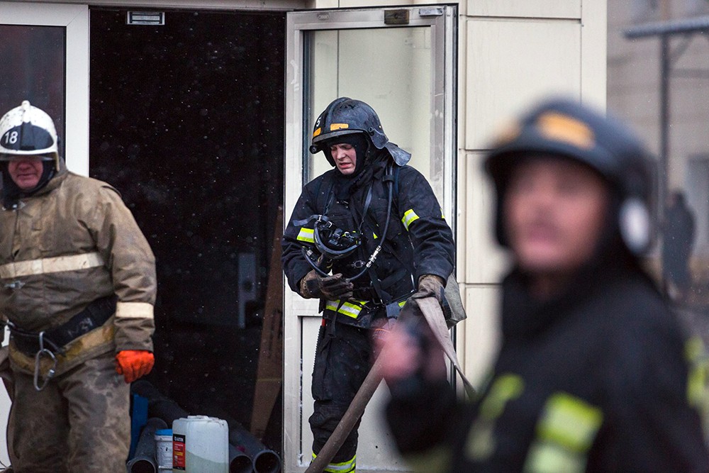 Пожарные на месте возгорания в торговом центре "Зимняя вишня" в Кемерово