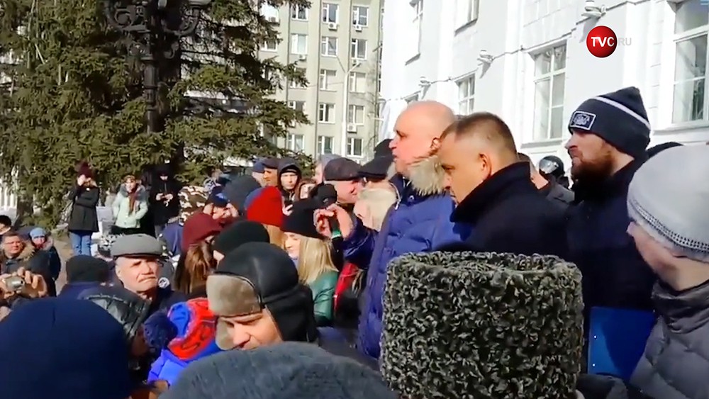 Заместитель губернатора Кемеровской области Сергей Цивилев во время митинга встал на колени перед жителями города