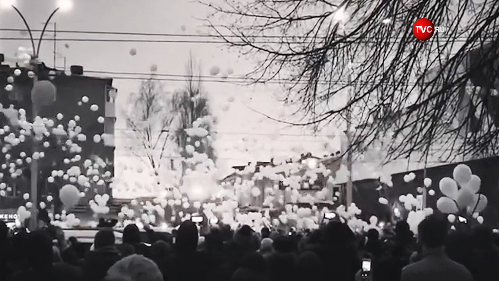 Жители Кемерова запустили сотни шаров в память о погибших в торговом центре
