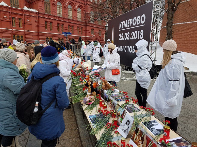 Цветы на Манежной площади в память о погибших при пожаре в ТЦ "Зимняя вишня" в Кемерово
