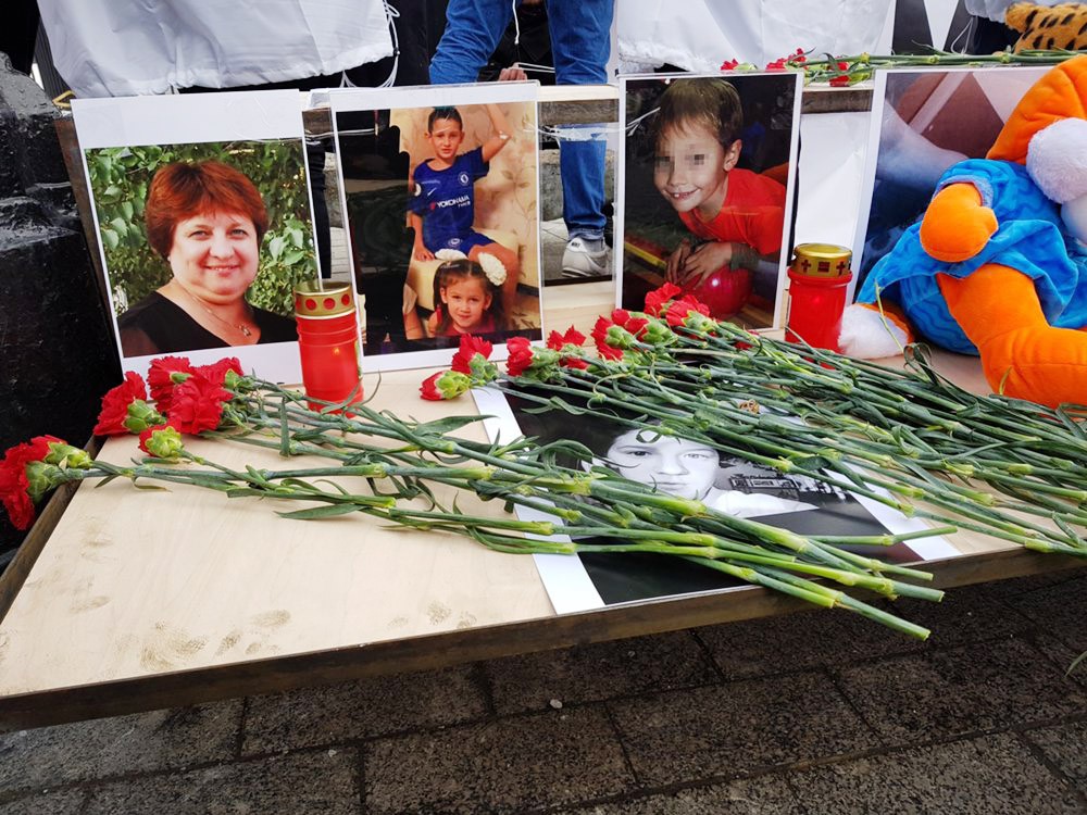 Цветы на Манежной площади в память о погибших при пожаре в Кемерово
