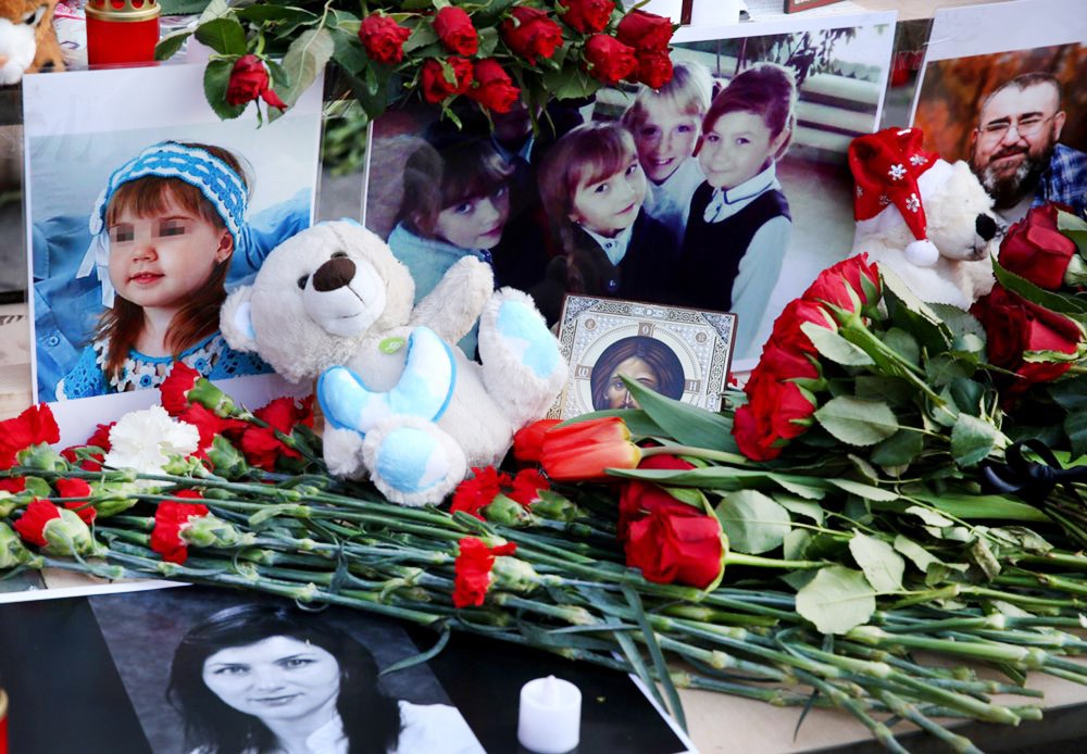 Цветы на Манежной площади в память о погибших при пожаре в Кемерово