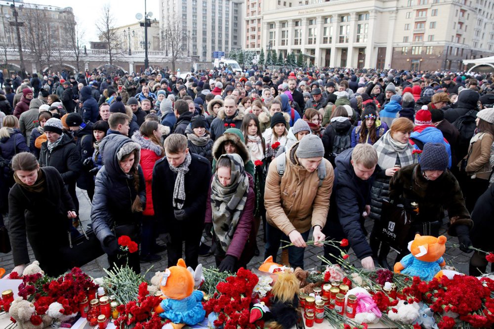 Траур в москве сегодня новости последнего. Мемориал скорби в Москве на Манежной. Пожар на Манежной площади.