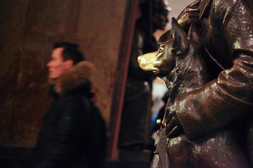 Скульптура собаки на станции метро "Площадь Революции"