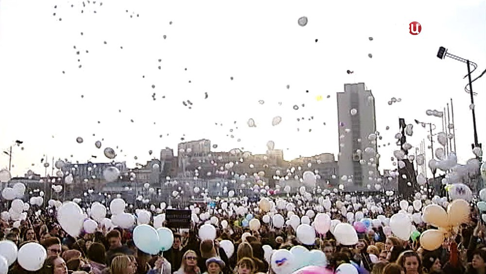 Люди запусти сотни шаров в память о погибших в ТЦ в Кемерово