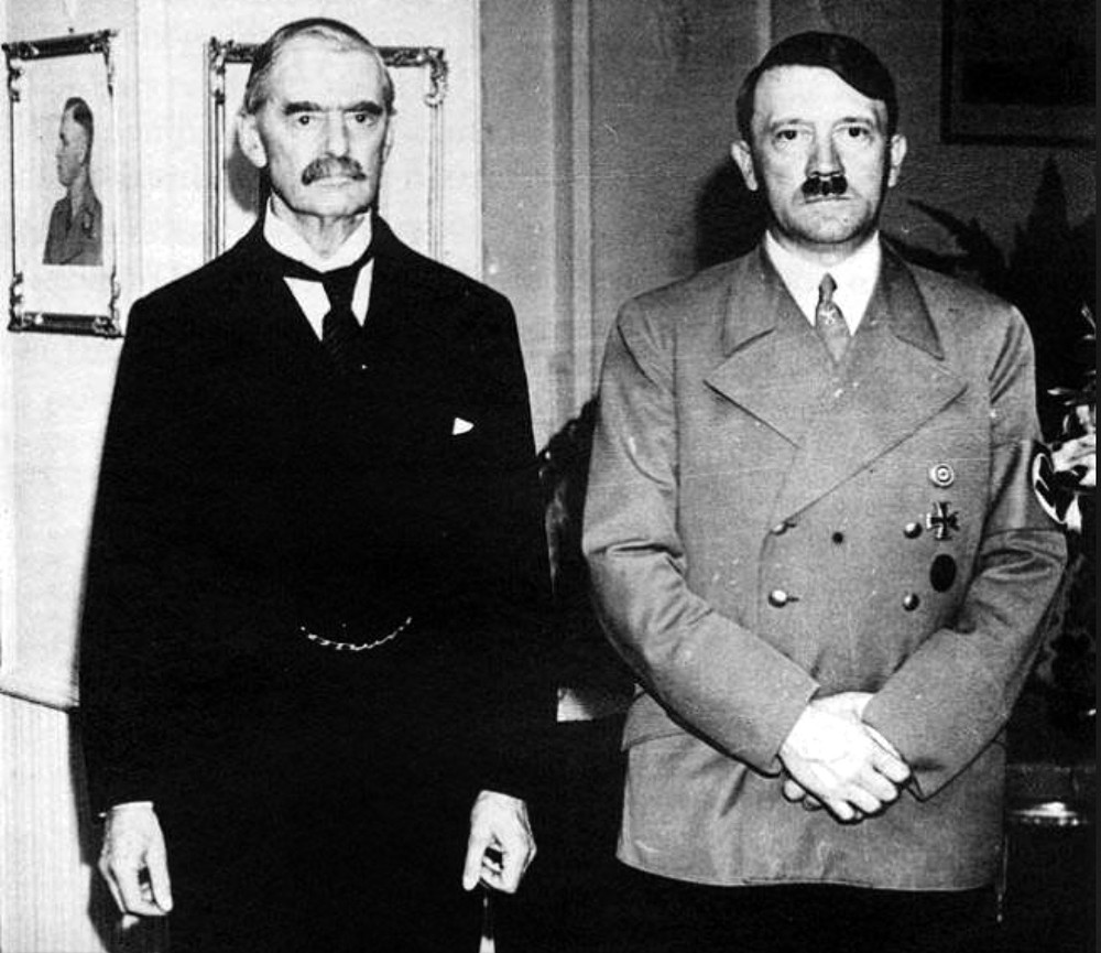 Британский дипломат Невилл Хендерсон и Адольф Гитлер в гостиничном номере Гитлера (Годесберг, Германия)