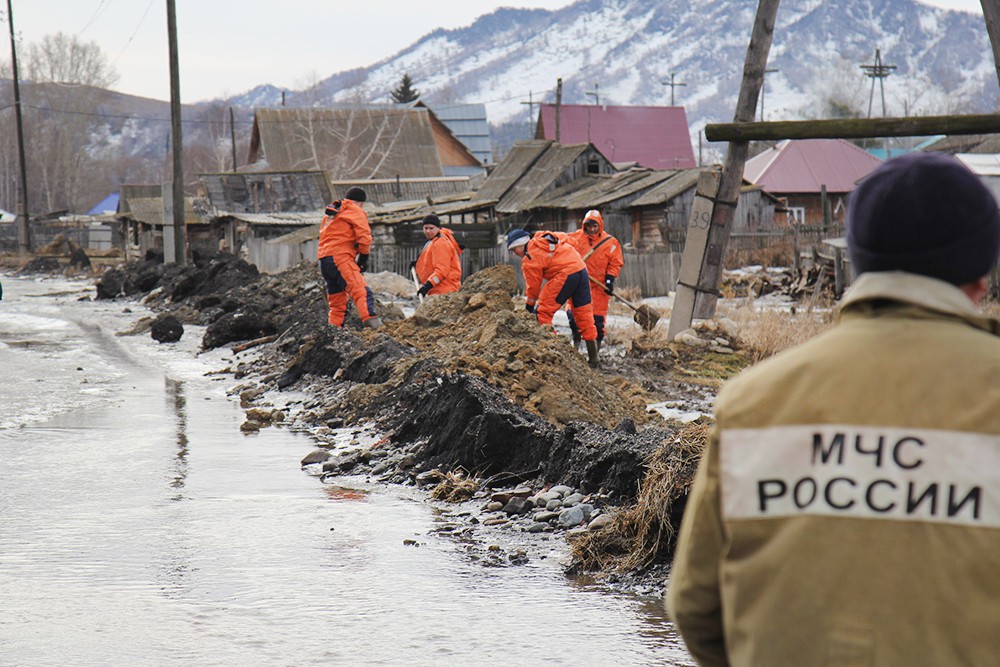 Спасатели МЧС работают в зоне паводка