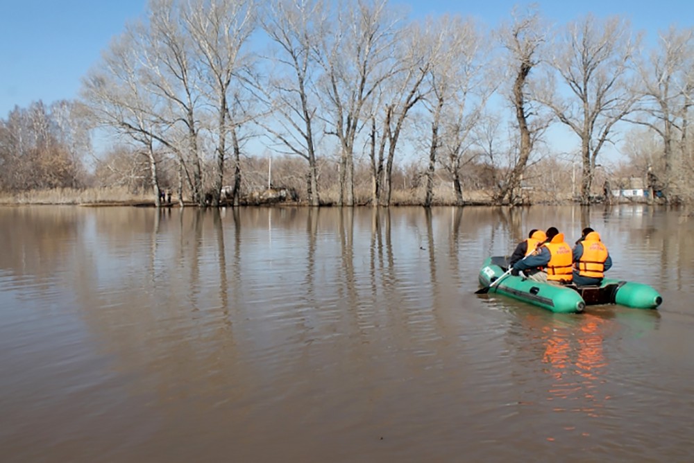 Спасатели МЧС работают в зоне паводка