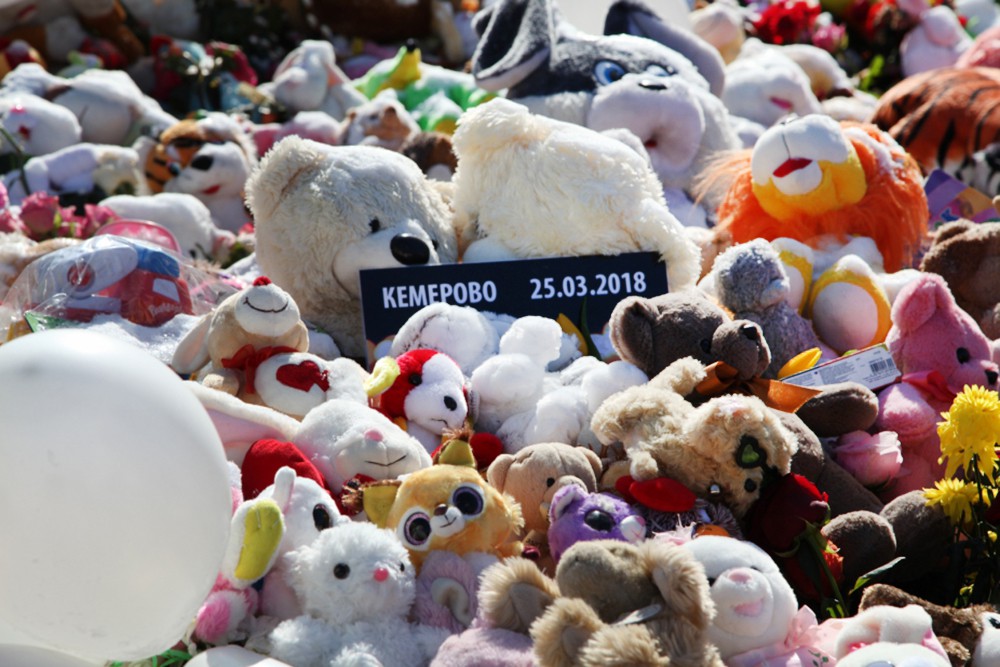 Мягкие игрушки в память о погибших при пожаре в Кемерово