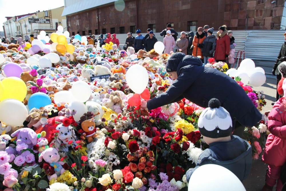 Цветы в память о погибших при пожаре в Кемерово