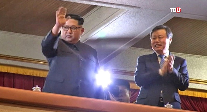 Ким Чен Ын на концерте в Пхеньяне