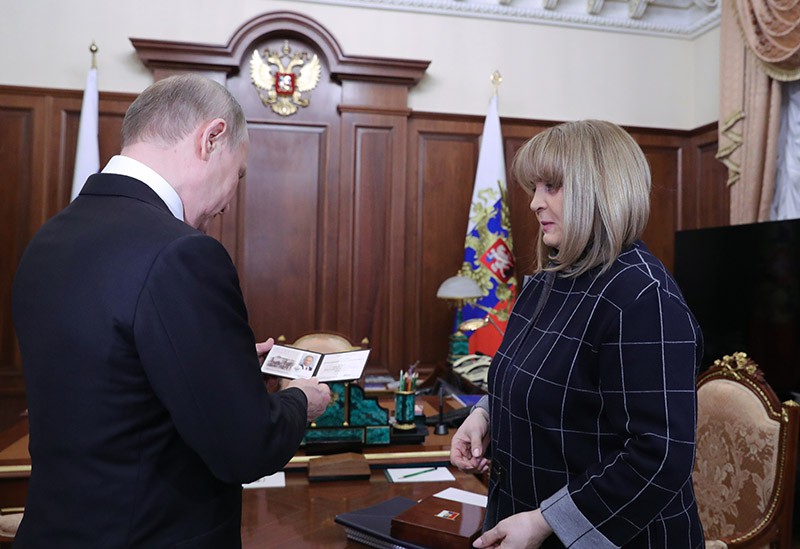 Глава ЦИК Элла Памфилова вручает Владимиру Путину удостоверение президента России 