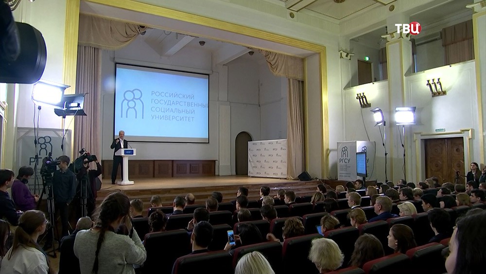 Сергей Собянин во время чтения лекции о развитии города студентам РГСУ