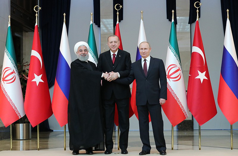 Президент России Владимир Путин, президент Турецкой Республики Реджеп Тайип Эрдоган и президент Исламской Республики Иран Хасан Рухани