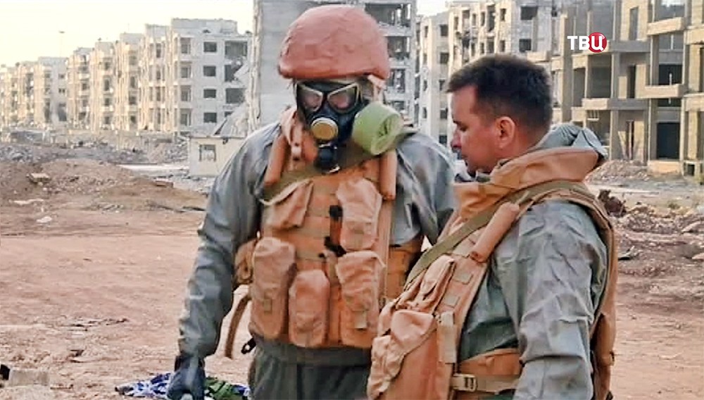 Российские военные в костюмах химзащиты в Сирии
