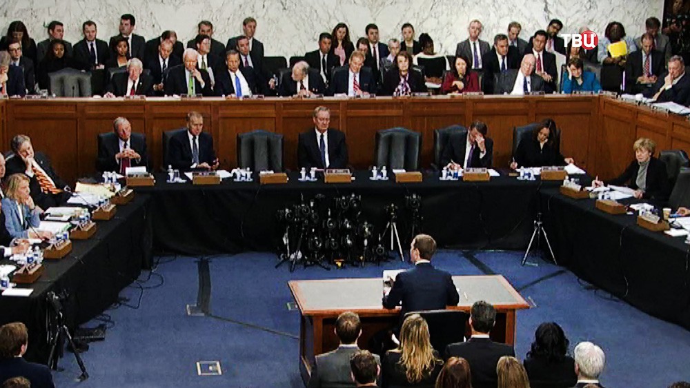 Марк Цукерберг на слушаниях в Сенате