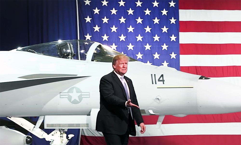 Дональд Трамп на фоне истребителя ВВС США