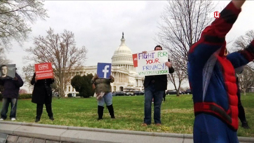 Митинг пользователей Facebook на фоне здания Конгресса США