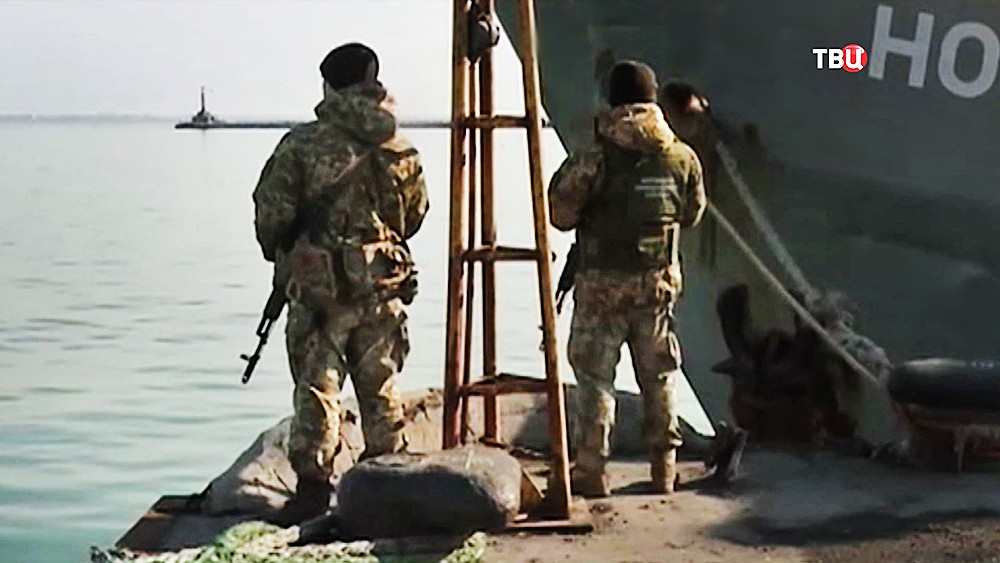 Пограничная служба Украины возле российского судна "Норд" 