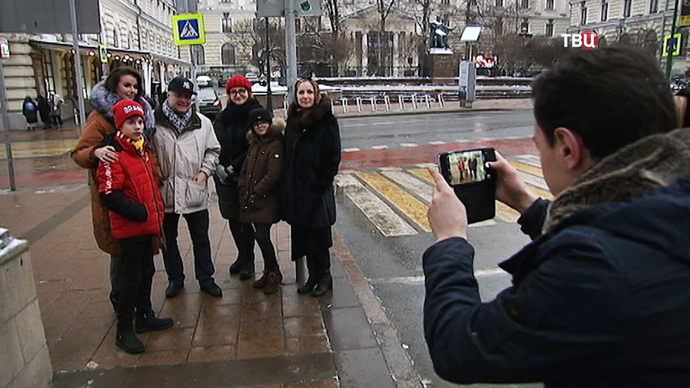 Оксана Федорова с близкими гуляет по Москве