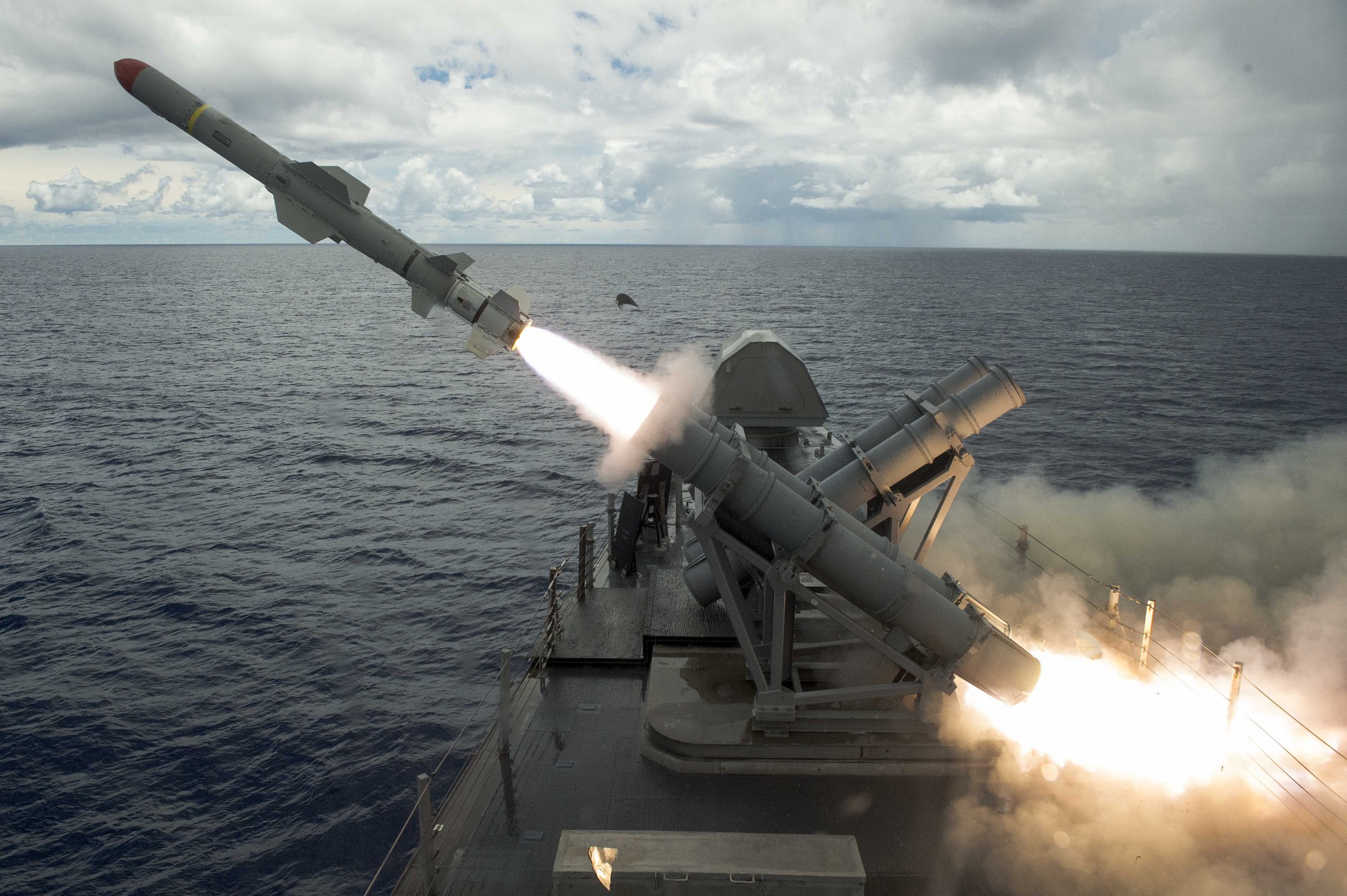 Пуск ракеты с корабля ВМС США