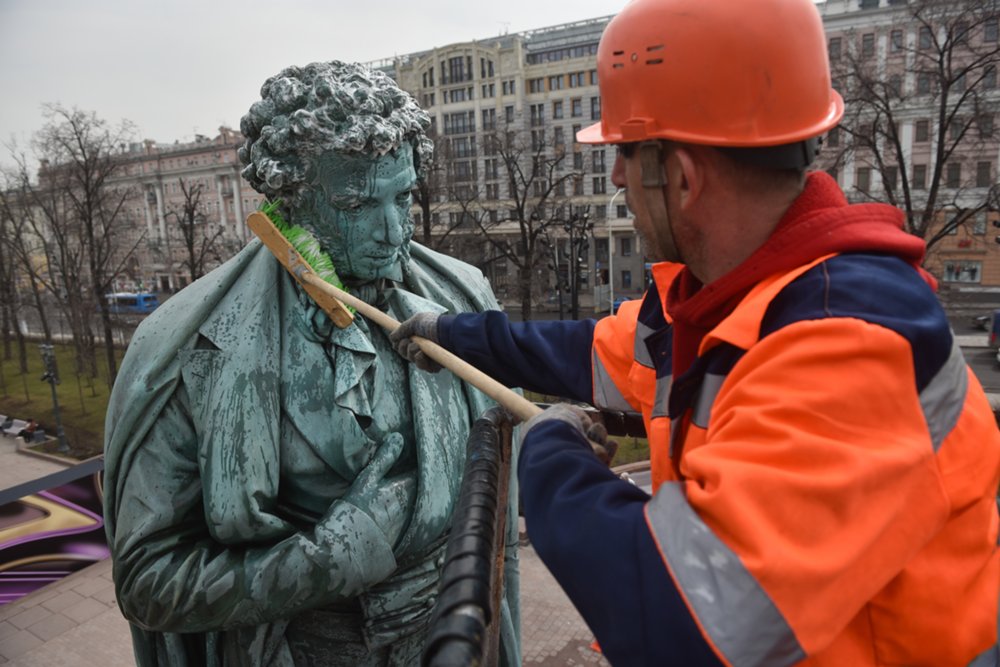 Весенняя промывка памятника поэту А.Пушкину на Пушкинской площади