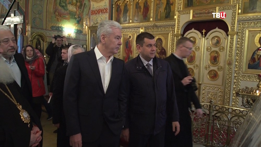 Сергей Собянин во время осмотра церкви св. мучеников Флора и Лавра на Зацепе