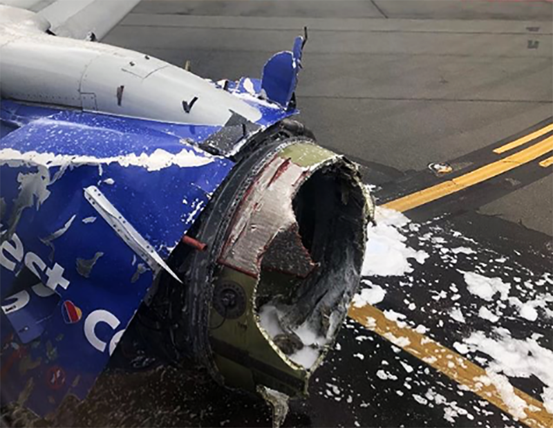 Взрыв двигателя Boeing 737 в США