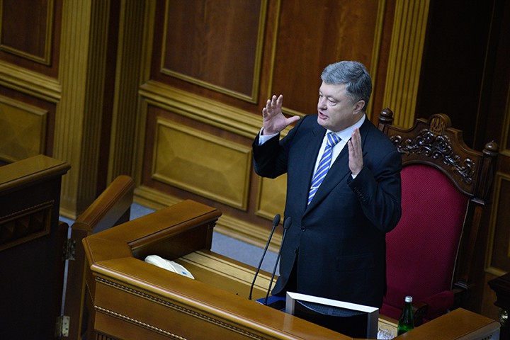 Президент Украины Петр Порошенко выступает на заседании Верховной Рады Украины