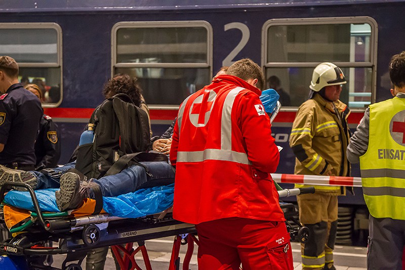 Спасательные службы на месте аварии поезда в Австрии 