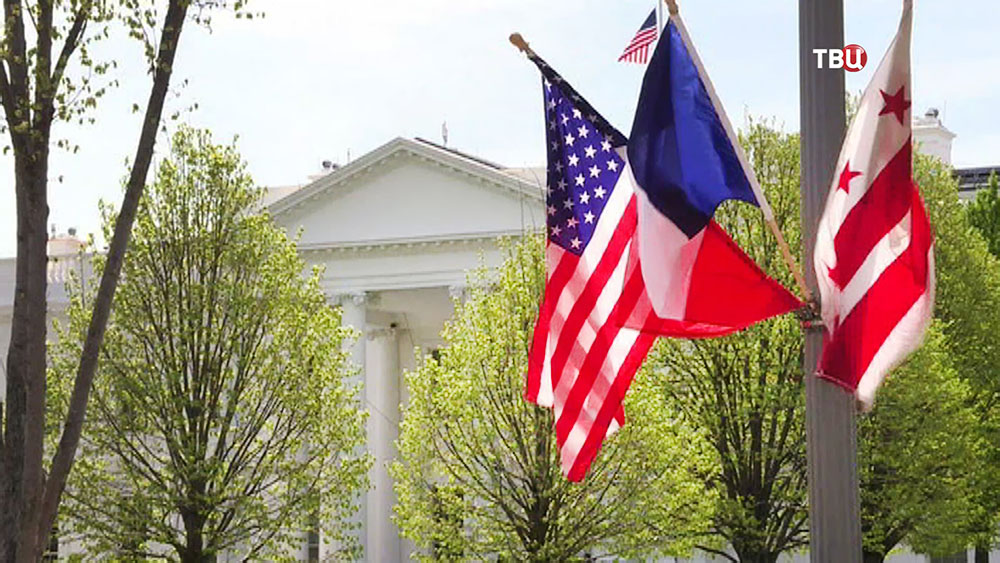 Флаги Франции и США на фоне Белого дома