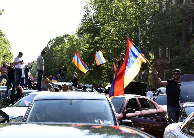 Участники митинга в Ереване в связи с отставкой премьер-министра Армении Сержа Саргсяна