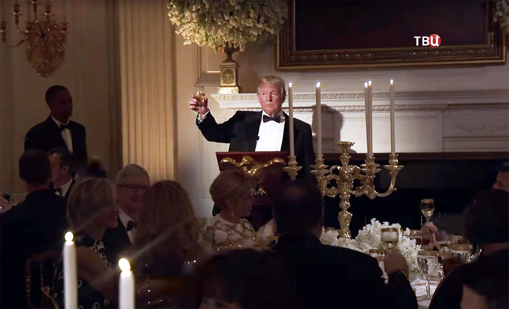 Дональд Трамп с бакалом шампанского