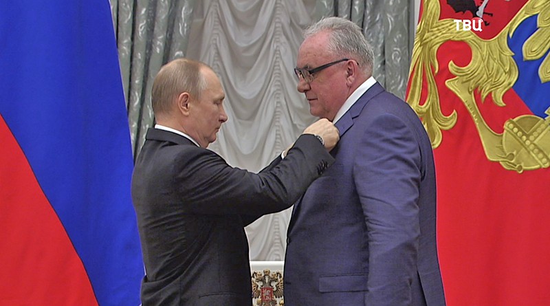 Владимир Путин вручает медали Героям Труда России