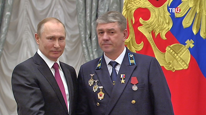 Владимир Путин вручает медали Героям Труда России