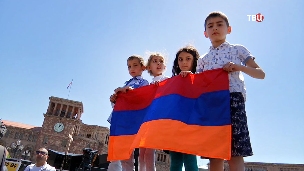 Дети держат флаг Армении