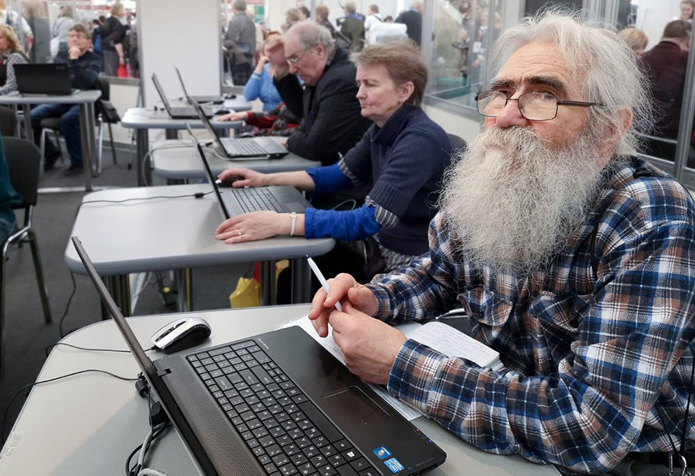 Пенсионеры за компьютерами