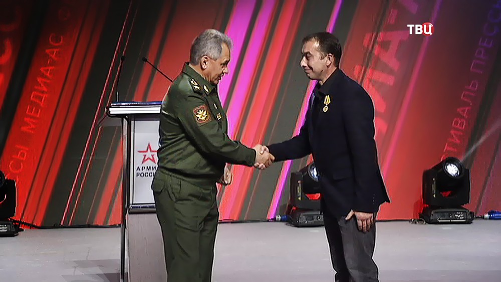 Журналист "ТВ Центра" Тимур Абдуллаев получает медаль Минобороны от Сергея Шойгу
