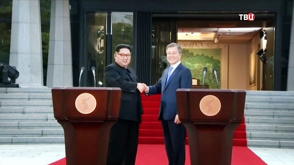 Лидеры Северной и Южной Кореи Ким Чен Ын и Мун Чжэ Ин 