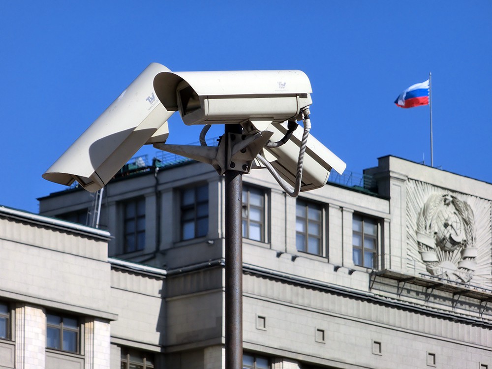 Камеры видеонаблюдения на фоне Госдумы России