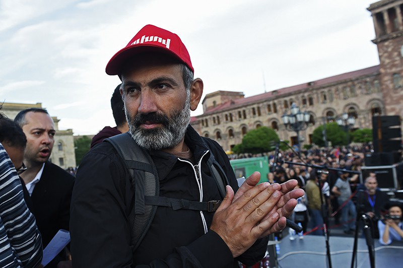 Никол Пашинян во время митинга на площади Республики в Ереване